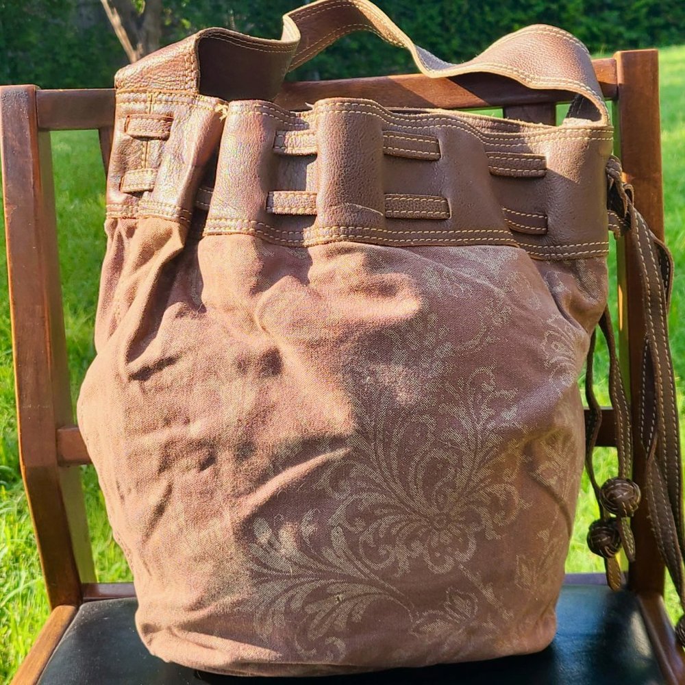 Fossil bucket handbag with cinched closure